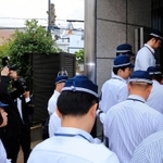 詐欺事件の関係先として、神戸山口組傘下の山健組を捜索する兵庫県警の捜査員＝７日午前、神戸市中央区花隈町