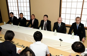 集まった報道陣に説明する任侠山口組の幹部ら＝２７日午後、尼崎市内
