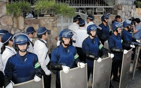 山口組総本部を捜索する兵庫県警の捜査員ら。不起訴率が６割を超え、逮捕権の乱用を指摘する声もある＝神戸市灘区篠原本町４