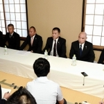 集まった報道陣に説明する任侠山口組の幹部ら＝２７日午後、尼崎市内