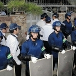 山口組総本部を捜索する兵庫県警の捜査員ら。不起訴率が６割を超え、逮捕権の乱用を指摘する声もある＝神戸市灘区篠原本町４