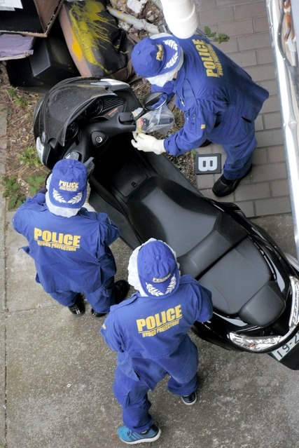 現場の西約２００メートルで見つかったバイク。事件に関与した男が使ったとみられる＝１５日午後、神戸市長田区六番町４
