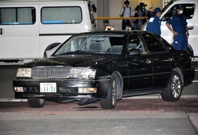 現場に放置されていた乗用車＝１２日夜、神戸市長田区五番町３