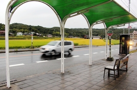 拳銃が入ったかばんが見つかった現場付近＝１６日午後、神戸市北区山田町東下