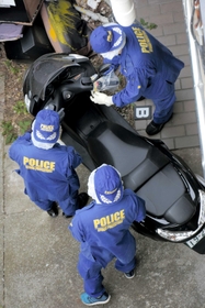 現場の西約２００メートルで見つかったバイク。事件に関与した男が使ったとみられる＝１５日午後、神戸市長田区六番町４