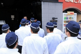 一勢会の事務所の捜索に入る捜査員＝２２日午前９時５６分、岡山市北区柳町