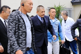 定例会に集まる任侠山口組の織田絆誠代表（中央）ら＝２８日午後、尼崎市東難波町４