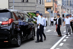 定例会に向けて集まる組員＝２８日午前、尼崎市東難波町４