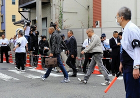 定例会に向けて集まる組員＝２８日午前、尼崎市東難波町４