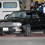 現場に放置されていた乗用車＝１２日夜、神戸市長田区五番町３