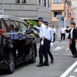 定例会に向けて集まる組員＝２８日午前、尼崎市東難波町４