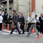 定例会に向けて集まる組員＝２８日午前、尼崎市東難波町４