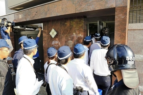 神戸山口組の本拠地事務所の捜索に入る捜査員ら＝１０日午前８時４１分、淡路市