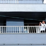 建物のベランダを調べる捜査員＝１１日午前、神戸市中央区二宮町３