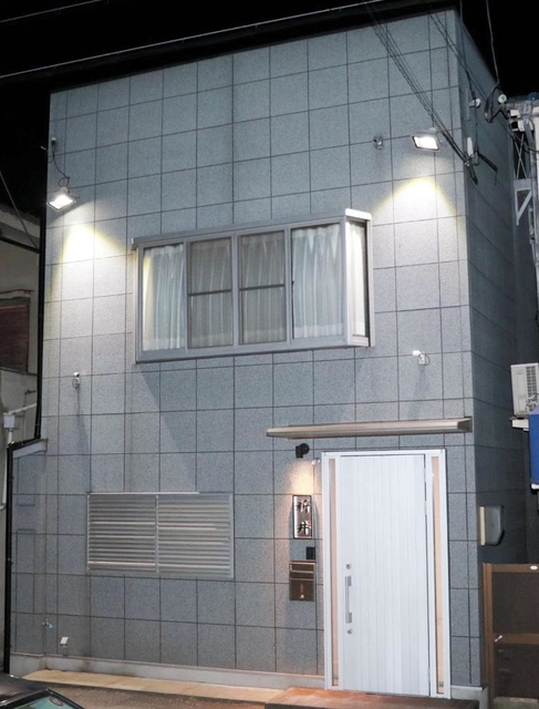 消火剤がまかれた任侠山口組系事務所＝２０日午後、尼崎市大庄北４