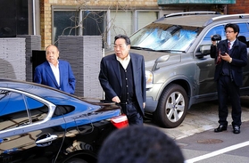 ノーネクタイ姿で関連施設を訪れた直系組長ら＝１５日、神戸市中央区二宮町３