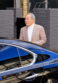ノーネクタイ姿で関連施設を訪れた直系組長ら＝１５日、神戸市中央区二宮町３