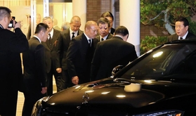 山口組の直系組長の通夜に出席後、葬儀場から出る篠田建市組長（中央）ら＝１７日午後６時３７分、神戸市北区