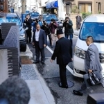 関連施設に集まる神戸山口組の組員と、警戒する捜査員ら＝１５日午前１１時２３分、神戸市中央区二宮町３