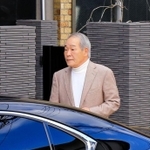 ノーネクタイ姿で関連施設を訪れた直系組長ら＝１５日、神戸市中央区二宮町３