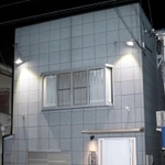 消火剤がまかれた任侠山口組系事務所＝２０日午後、尼崎市大庄北４