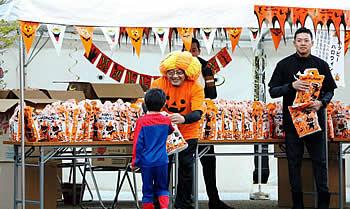 ハロウィーンに合わせ、菓子を配る山口組の組員＝神戸市灘区篠原本町４