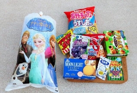 組員らが配ったお菓子の中身＝神戸市灘区篠原本町４