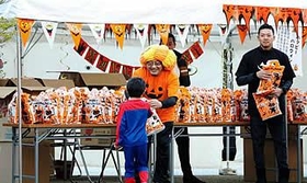 ハロウィーンに合わせ、菓子を配る山口組の組員＝神戸市灘区篠原本町４