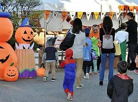 カボチャのバルーンを飾り、子どもたちを迎える組員ら＝神戸市灘区篠原本町４