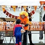 ハロウィーンに合わせ、菓子を配る山口組の組員＝神戸市灘区篠原本町４