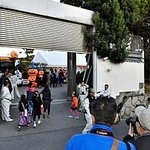カボチャのバルーンを飾り、子どもたちを迎える組員ら＝神戸市灘区篠原本町４
