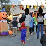 カボチャのバルーンを飾り、子どもたちを迎える組員ら＝神戸市灘区篠原本町４