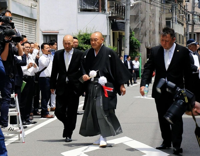 継承式に臨んだ山健組の中田広志・新組長（中央）＝１６日午前１１時５９分、神戸市中央区花隈町