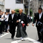 継承式に臨んだ山健組の中田広志・新組長（中央）＝１６日午前１１時５９分、神戸市中央区花隈町
