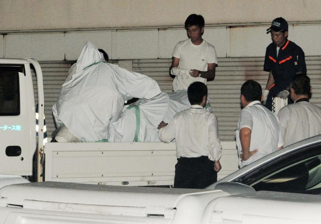 押収したバイクを調べる捜査員ら＝２９日午後、葺合署