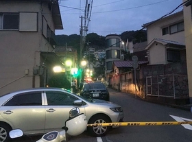 発砲事件を受け、現場に駆け付けた警察官ら＝２１日午後、神戸市中央区熊内町９