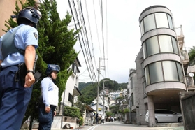 防弾チョッキを着た警察官が警戒し、現場周辺は一夜明けても物々しい雰囲気に＝２２日午前１０時２０分、神戸市中央区熊内町９