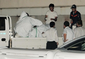 押収したバイクを調べる捜査員ら＝２９日午後、葺合署