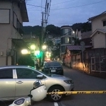発砲事件を受け、現場に駆け付けた警察官ら＝２１日午後、神戸市中央区熊内町９