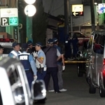 発砲事件があった現場周辺を調べる警察官＝２１日午後８時３分、神戸市中央区熊内町９