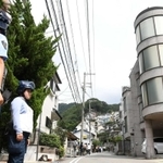 防弾チョッキを着た警察官が警戒し、現場周辺は一夜明けても物々しい雰囲気に＝２２日午前１０時２０分、神戸市中央区熊内町９