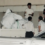 押収したバイクを調べる捜査員ら＝２９日午後、葺合署