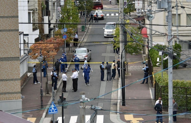 規制線が張られ騒然とする事件現場周辺＝１０日午後３時３７分、神戸市中央区