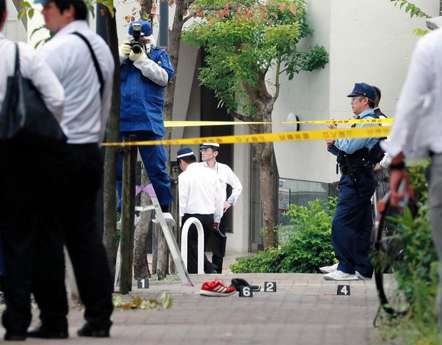 発砲があった現場周辺で調べる捜査員ら＝１０日午後３時４６分、神戸市中央区