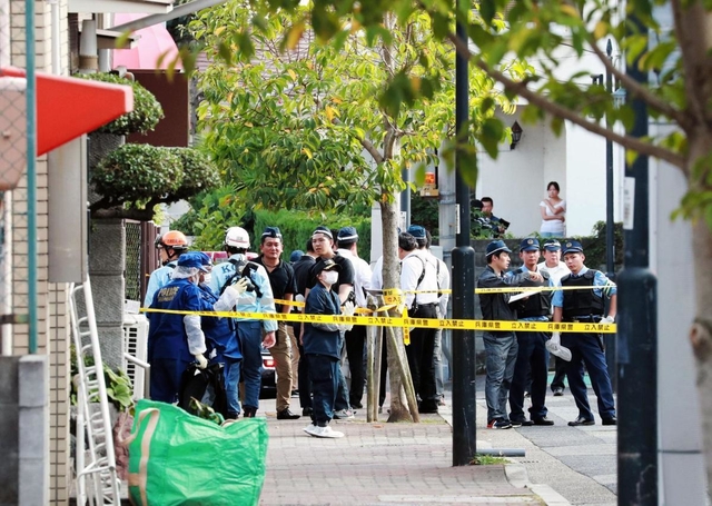 発砲があった現場周辺で調べる捜査員ら＝１０日午後３時２７分、神戸市中央区