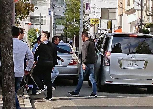 発砲事件直後の現場の様子＝１０日午後２時５０分ごろ、神戸市中央区（読者提供）