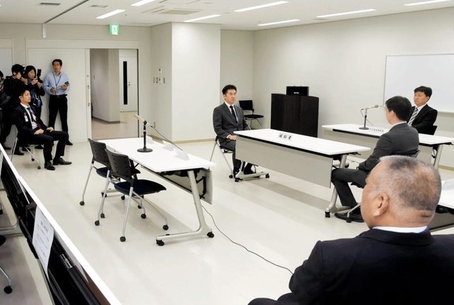 事務所の使用制限の仮命令を受けて開かれた意見聴取の会場。山口組は欠席した＝１７日午前、神戸市中央区下山手通５