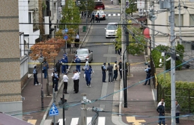 規制線が張られ騒然とする事件現場周辺＝１０日午後３時３７分、神戸市中央区
