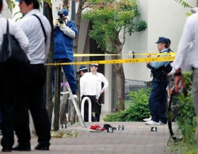 発砲があった現場周辺で調べる捜査員ら＝１０日午後３時４６分、神戸市中央区