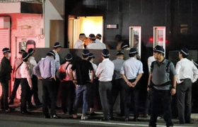 事務所に入る兵庫県警の捜査員＝１１日午後９時３１分、神戸市中央区二宮町３、神戸山口組本部事務所